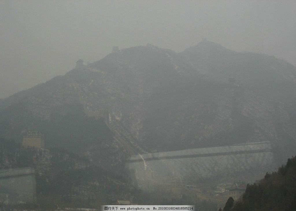 灰蒙蒙的山图片