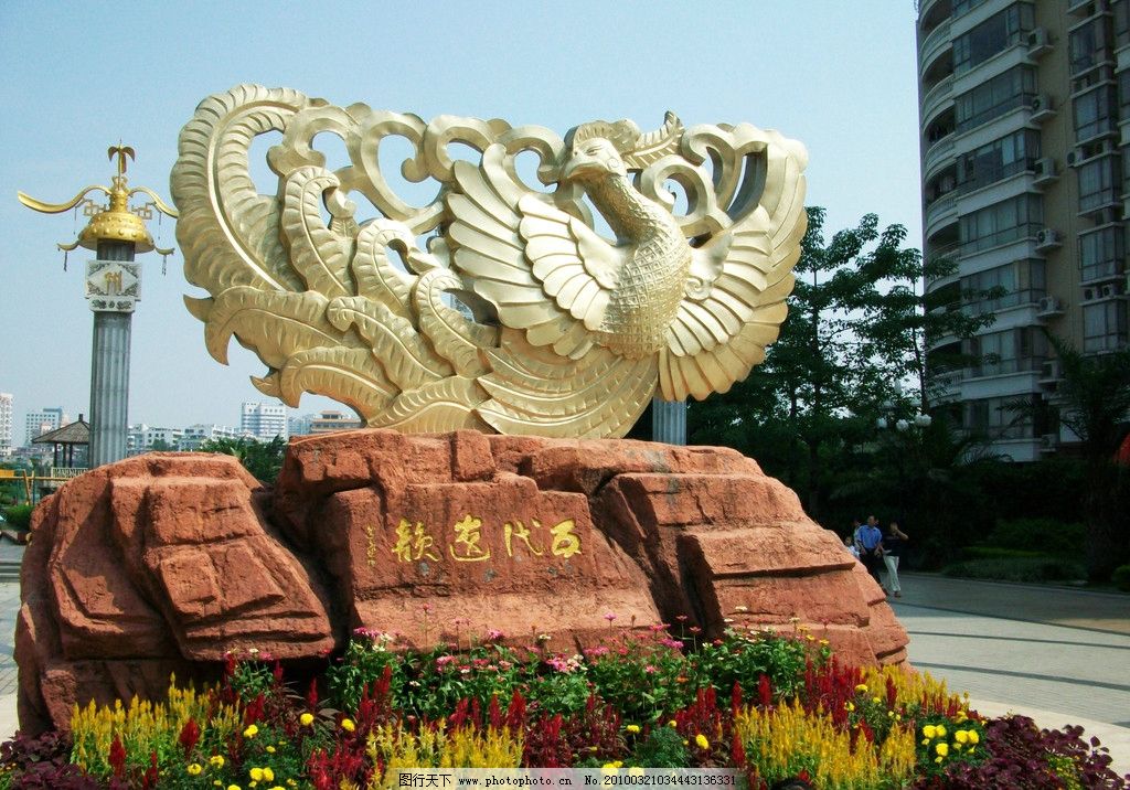 凤凰雕塑 风景 街景 景点 房屋 楼房 大楼 城市 凤凰 行人 旅游 天空 风光旖旎 风景山水 山水风景 自然景观 摄影 480DPI JPG